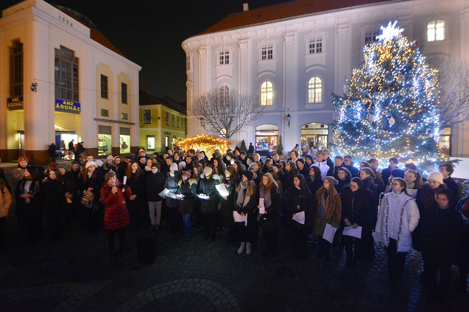 Öröméneklés fehérvári középiskolásokkal a Belvárosban